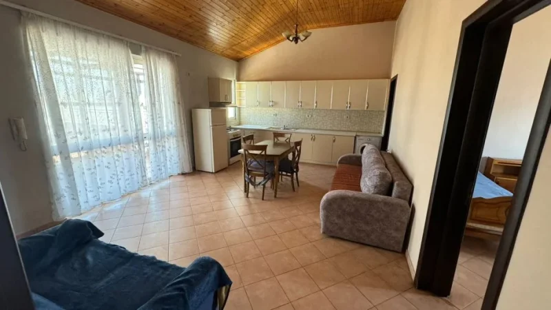 Tirane, jepet me qera apartament 2+1+Ballkon Kati 4, 40.000 m² 400 € (ALI DEMI)