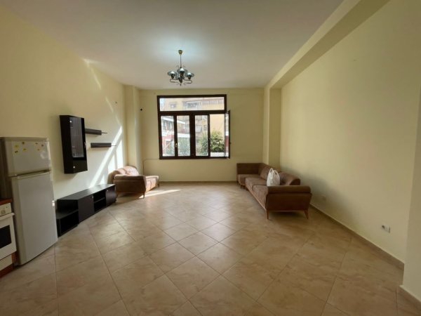 Tirane, jepet me qera apartament 1+1+Ballkon Kati 2, 80 m² 600 € (KOMUNA E PARISIT)