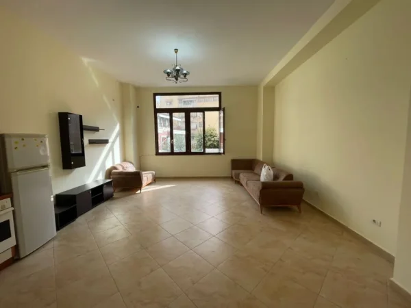 Tirane, jepet me qera apartament 1+1+Ballkon Kati 2, 80 m² 600 € (KOMUNA E PARISIT)