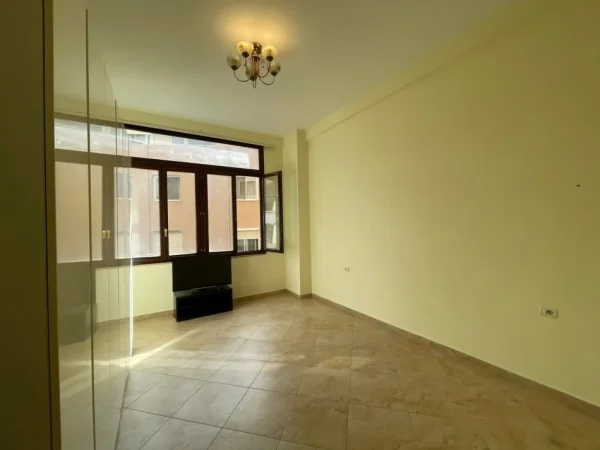 Tirane, jepet me qera apartament 1+1+Ballkon Kati 2, 80 m² 600 € (KOMUNA E PARISIT)