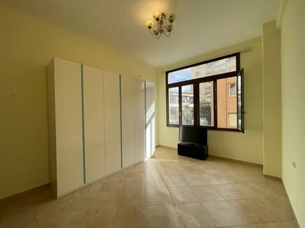 Tirane, jepet me qera apartament 1+1+Ballkon Kati 2, 80 m² 600 € (KOMUNA E PARISIT)