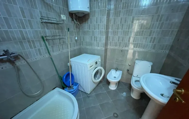 Tirane, jepet me qera apartament 1+1+Ballkon Kati 2, 80 m² 600 € (KOMUNA E PARISIT)