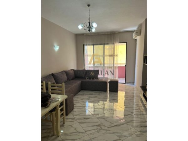 Tirane, jepet me qera apartament 2+1+Depo Kati 7, 100 m² 500 € (Yzberisht, Bar Unik)