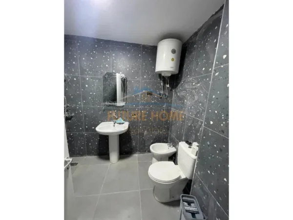 Tirane, jepet me qera apartament 2+1 Kati 10, 85 m² 450 € (Unaza e Re)