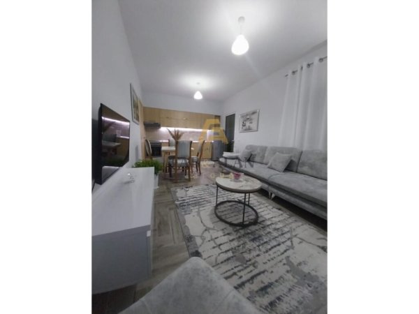 Tirane, jepet me qera apartament 1+1+Ballkon Kati 3, 70 m² 600 € (Kopshti Zoologjik)