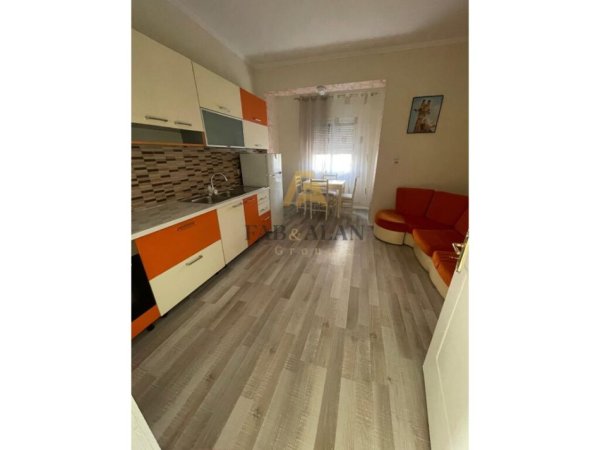 Tirane, jepet me qera 2+1 Kati 2, 80 m² 500 € (Kristal Center)