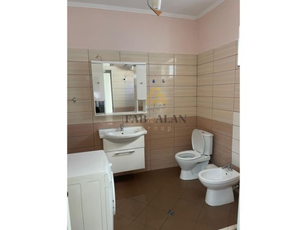 Tirane, jepet me qera 2+1 Kati 2, 80 m² 500 € (Kristal Center)