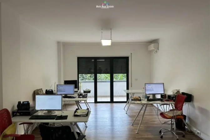 Tirane, jepet me qera zyre Kati 3, 136 m² 1.500 € (Sheshi Italia)