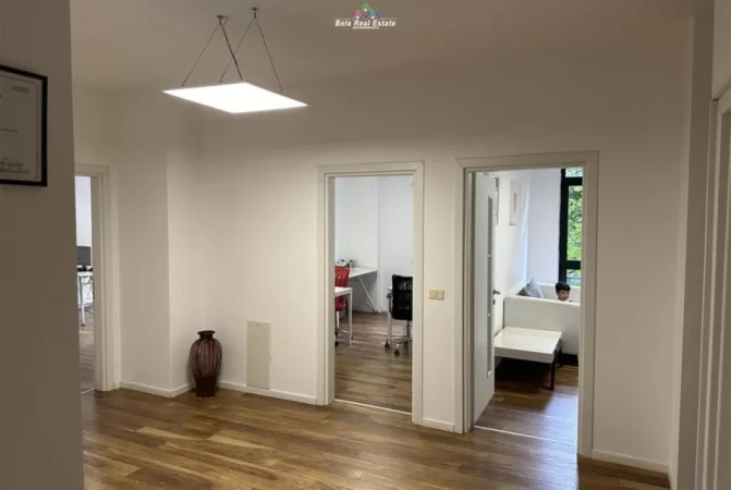 Tirane, jepet me qera zyre Kati 3, 136 m² 1.500 € (Sheshi Italia)