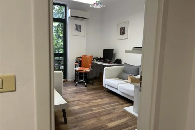 Tirane, jepet me qera zyre Kati 3, 136 m² 1.500 € (Sheshi Italia)