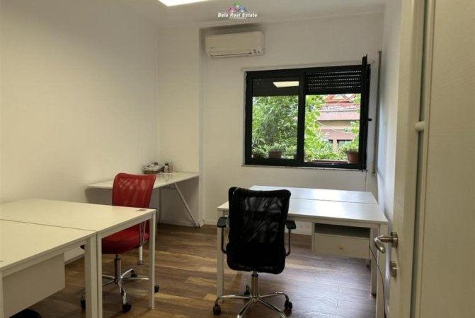 Tirane, jepet me qera zyre Kati 3, 136 m² 1.500 € (Sheshi Italia)