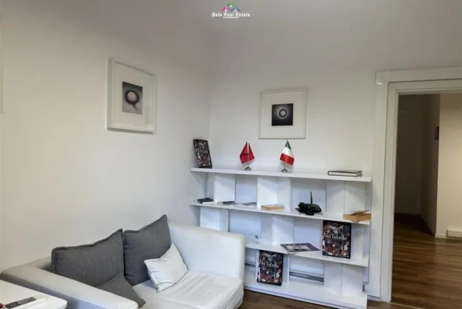 Tirane, jepet me qera zyre Kati 3, 136 m² 1.500 € (Sheshi Italia)