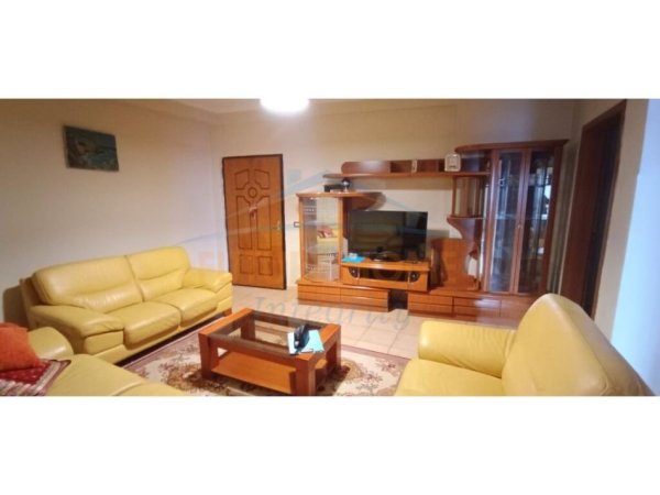Tirane, jepet me qera apartament 2+1 Kati 2, 115 m² 500 € (Rruga e Dibrës)