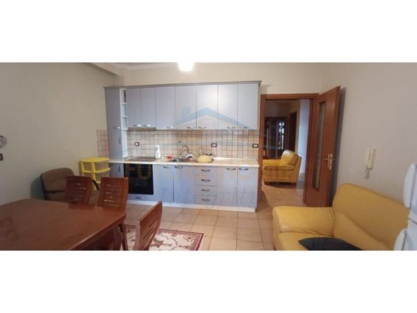 Tirane, jepet me qera apartament 2+1 Kati 2, 115 m² 500 € (Rruga e Dibrës)