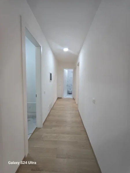 Tirane, jepet me qera apartament 2+1+Ballkon Kati 3, 85 m² 850 € (Delijorgji)