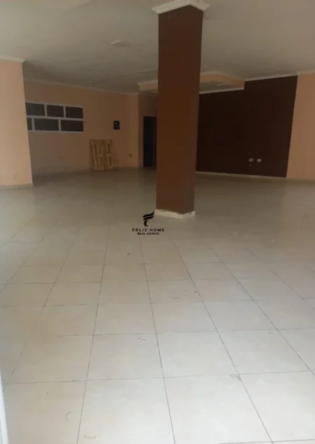 Tirane, jepet me qera dyqan Kati 1, 115 m² 500 € (LIQENI I THATE)