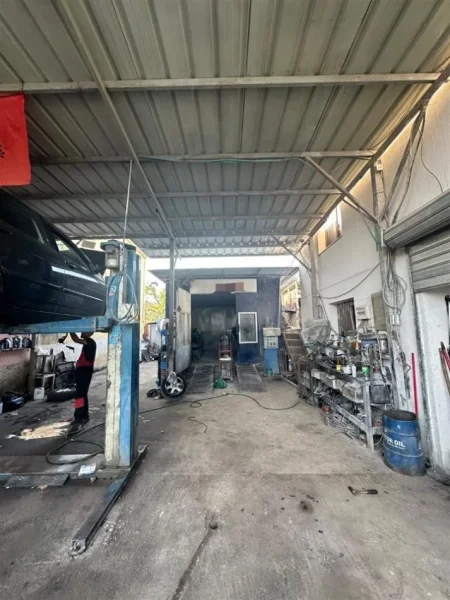 Tirane, jepet me qera magazine Kati 0, 200 m² 1.000 € (Prane zones e Freskut)