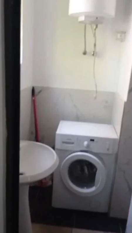 Tirane, jepet me qera apartament 1+1 Kati 1, 25 m² 250 € (Ali Demi)