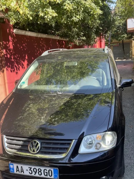 Tirane, shes makine Volkswagen Touran Nafte, e zeze automatik Kondicioner 260.000 km 4.200 €