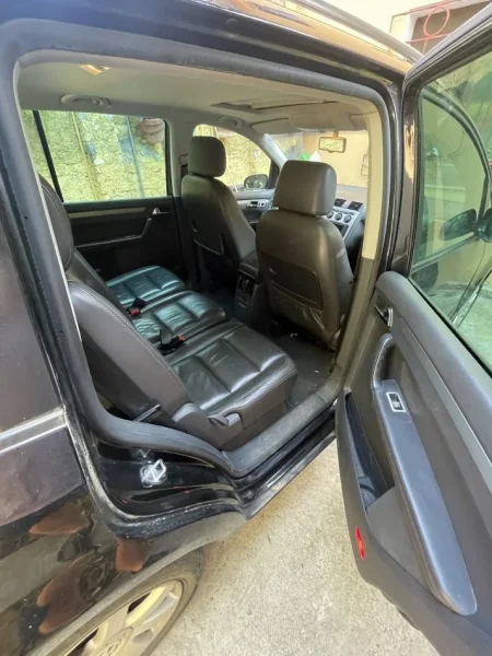 Tirane, shes makine Volkswagen Touran Nafte, e zeze automatik Kondicioner 260.000 km 4.200 €