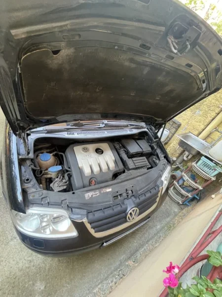 Tirane, shes makine Volkswagen Touran Nafte, e zeze automatik Kondicioner 260.000 km 4.200 €