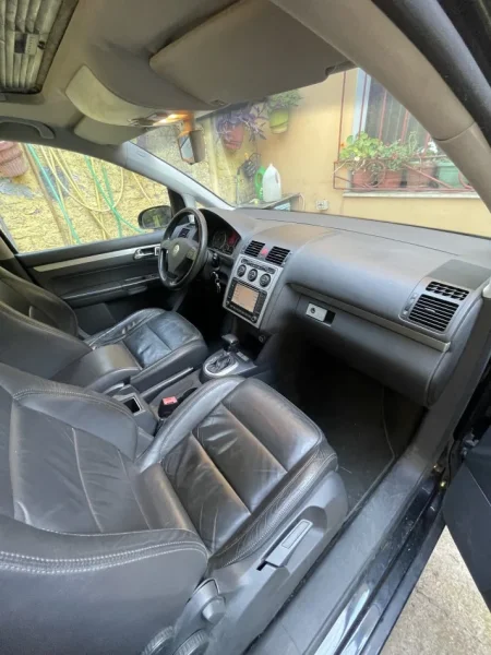 Tirane, shes makine Volkswagen Touran Nafte, e zeze automatik Kondicioner 260.000 km 4.200 €