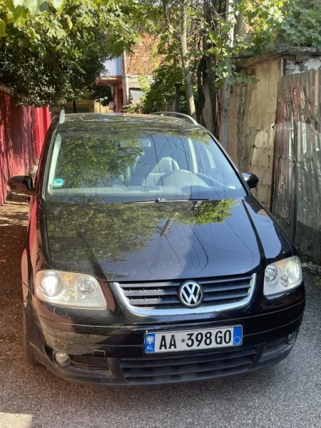 Tirane, shes makine Volkswagen Touran Nafte, e zeze automatik Kondicioner 260.000 km 4.200 €