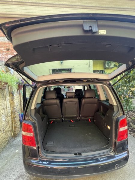 Tirane, shes makine Volkswagen Touran Nafte, e zeze automatik Kondicioner 260.000 km 4.200 €