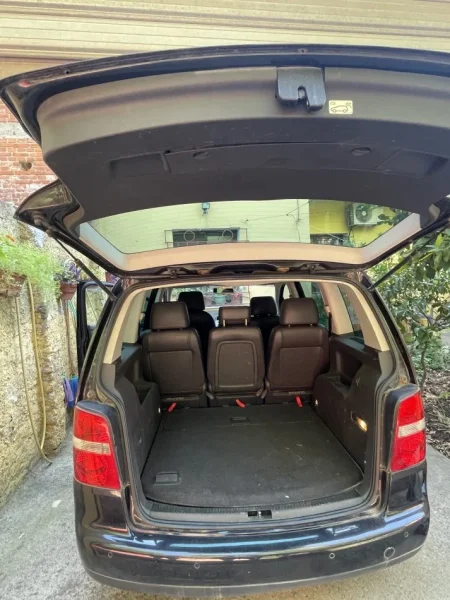 Tirane, shes makine Volkswagen Touran Nafte, e zeze automatik Kondicioner 260.000 km 4.200 €