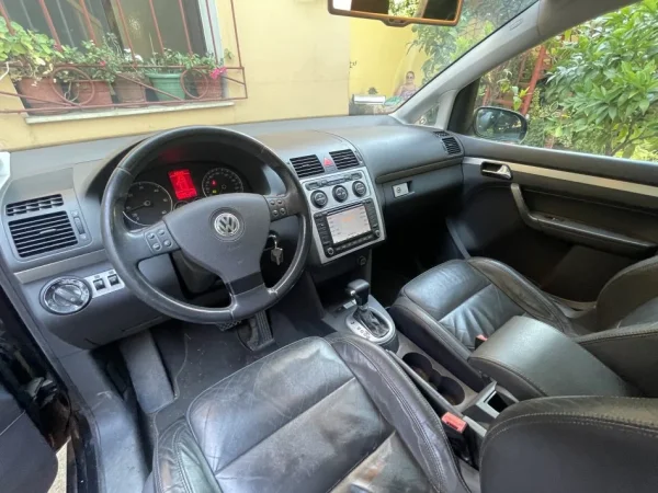 Tirane, shes makine Volkswagen Touran Nafte, e zeze automatik Kondicioner 260.000 km 4.200 €