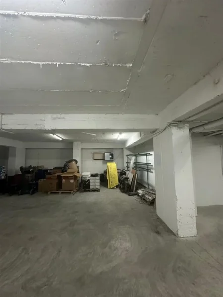 Tirane, jepet me qera garazh Kati 0, 450 m² 1.900 € (Mbikalimi i Komunes)