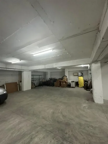 Tirane, jepet me qera garazh Kati 0, 450 m² 1.900 € (Mbikalimi i Komunes)