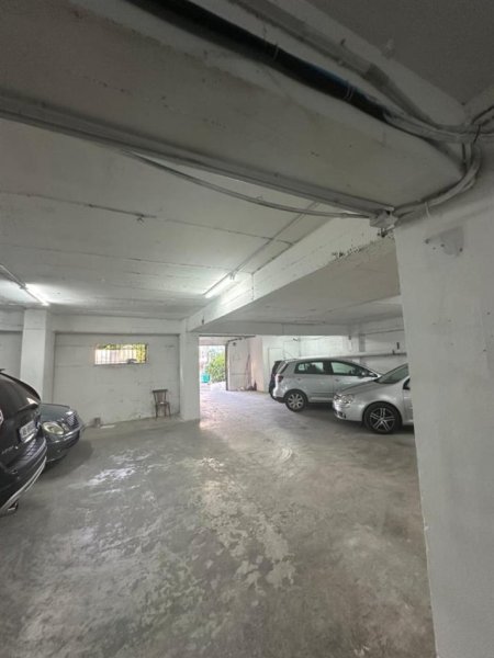 Tirane, jepet me qera garazh Kati 0, 450 m² 1.900 € (Mbikalimi i Komunes)