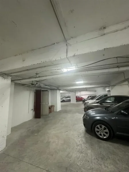 Tirane, jepet me qera garazh Kati 0, 450 m² 1.900 € (Mbikalimi i Komunes)