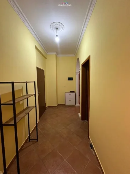 Tirane, jepet me qera apartament 1+1+Ballkon Kati 1, 75 m² 400 € (don bosko)