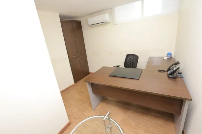 Tirane, jepet me qera zyre Kati 2, 72 m² 340 € (rruga e kavajes)