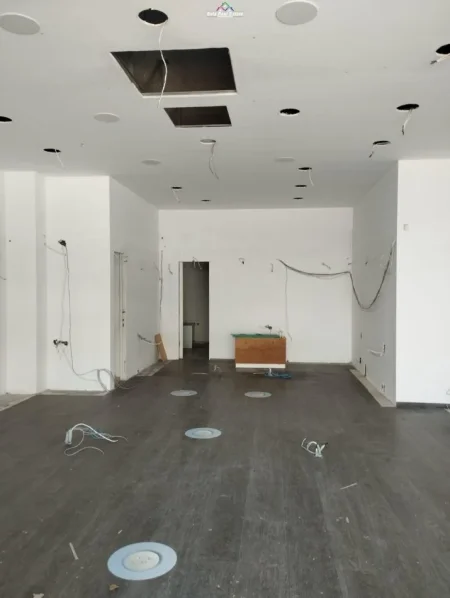 Tirane, jepet me qera dyqan Kati 0, 52 m² 900 € (qender)