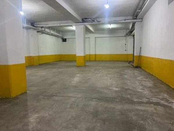 Tirane, jepet me qera magazine Kati -1, 125 m² 500 € (5 MAJI)