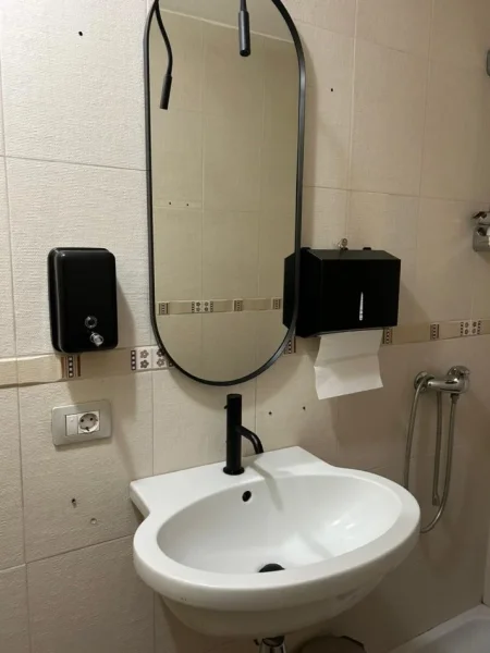 Tirane, jepet me qera dyqan Kati 0, 220 m² 2.500 Euro, 300M nga PAZARI I RI (Rruga Hoxha Tahsin)