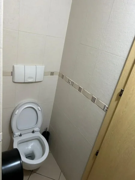 Tirane, jepet me qera dyqan Kati 0, 220 m² 2.500 Euro, 300M nga PAZARI I RI (Rruga Hoxha Tahsin)