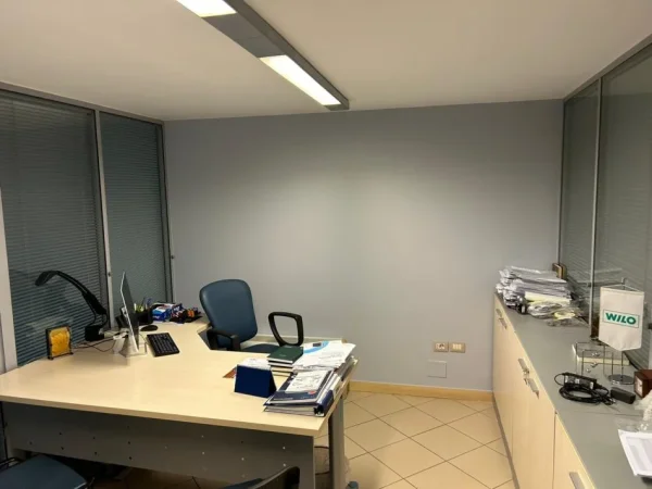 Tirane, jepet me qera dyqan Kati 0, 220 m² 2.500 Euro, 300M nga PAZARI I RI (Rruga Hoxha Tahsin)