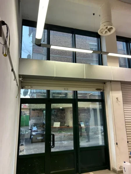 Tirane, jepet me qera dyqan Kati 0, 220 m² 2.500 Euro, 300M nga PAZARI I RI (Rruga Hoxha Tahsin)