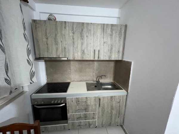 Tirane, jap me qera vetem 1 dhome 1+1 Kati 1, 45 m² 300 € (Selaudin zorba)
