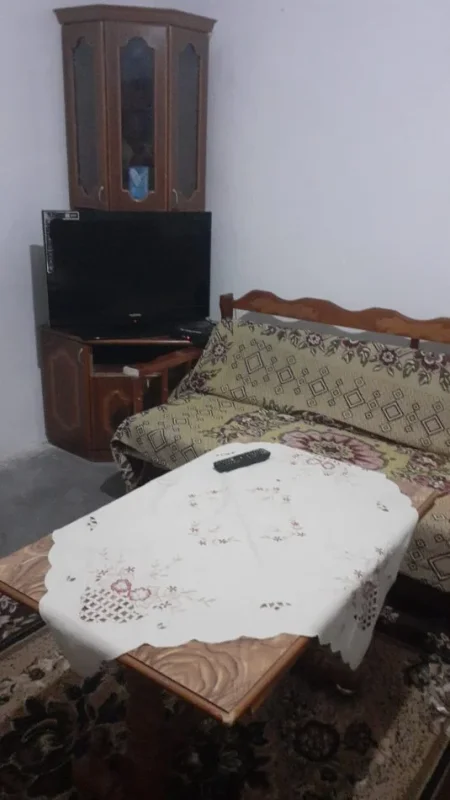 Tirane, jepet me qera Vile 1+1 Kati 1, 55 m² (Fundi Rruges Jordan Misja)