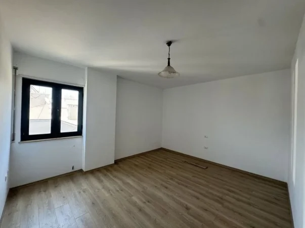 Tirane, jepet me qera ambjent biznesi Kati 9, 120 m² 1.100 € 