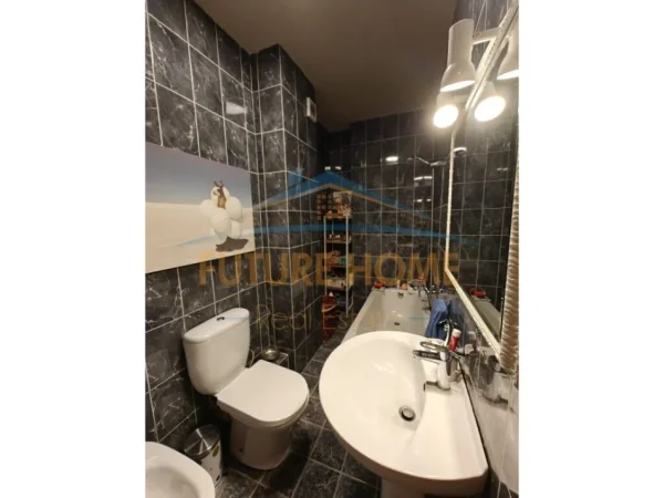 Tirane, jepet me qera apartament 2+1 Kati 5, 106 m² 1.000 € (Rruga e Kavajes)
