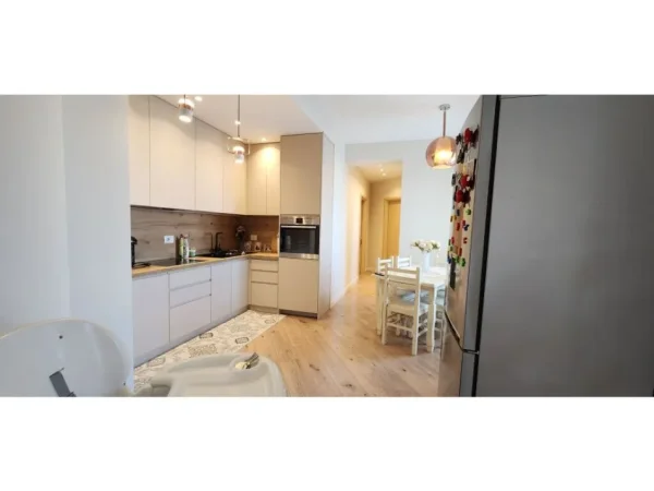 Tirane, jepet me qera apartament 2+1+Ballkon Kati 12, 650 € (Ish Parku)