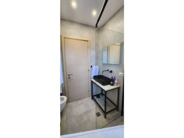 Tirane, jepet me qera apartament 2+1+Ballkon Kati 12, 650 € (Ish Parku)