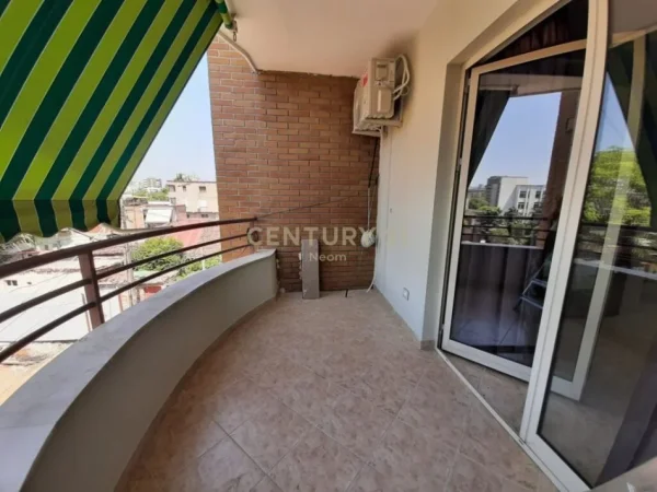 Tirane, jepet me qera apartament 1+1 Kati 2, 52 m² 400 € (bulevardi zhan dark)