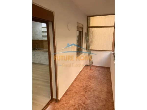 Tirane, jepet me qera ambjent biznesi Kati 1, 100 m² 1.000 € (Rruga e Bogdaneve)